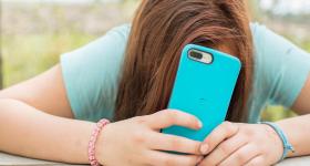 teen using a smart phone